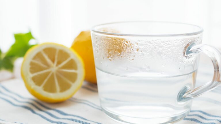 Verre d’eau tiède citronnée au réveil pour un rituel détox naturel