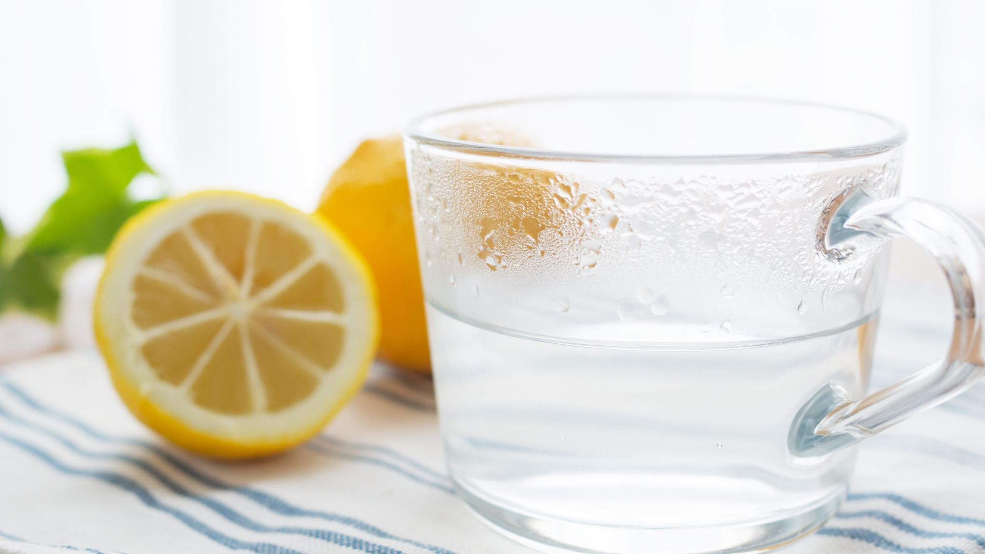 Verre d’eau tiède citronnée au réveil pour un rituel détox naturel