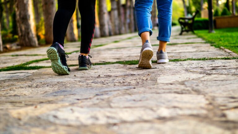 gros plan sur le jambes de 2 personnes qui marchent dans la nature pour activer sa lymphe et soutenir son système immunitaire