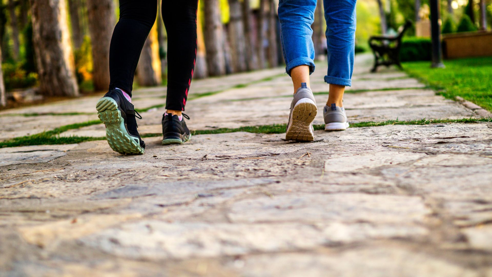 gros plan sur le jambes de 2 personnes qui marchent dans la nature pour activer sa lymphe et soutenir son système immunitaire